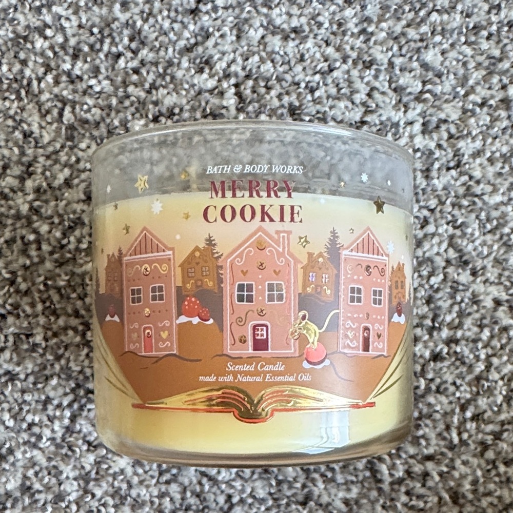 Bath & Body Works Merry Cookie Candle – Yellow with Gold Accents